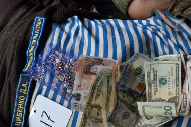 Обікрав своїх: окупант, який вижив після обстрілу, пограбував мертвих побратимів і втік