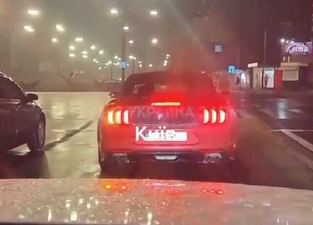 На улицах Киева заметили необычный Mustang: извещает о потерях оккупантов