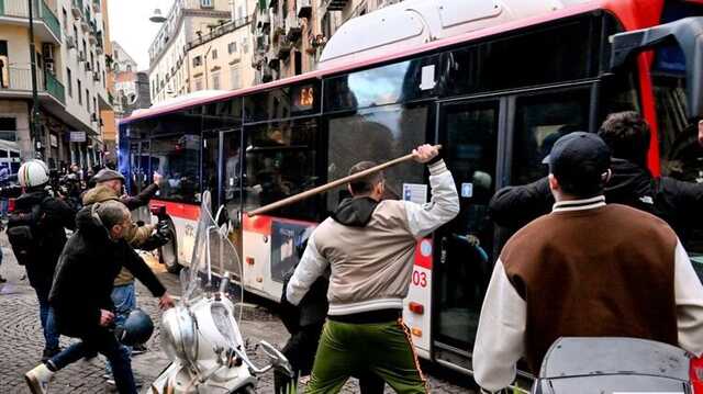 В Неаполе фанаты устроили побоище перед началом матча Лиги чемпионов