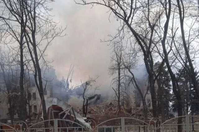 Зеленський: Рік тому Росія скинула надпотужну бомбу на драмтеатр із людьми у Маріуполі