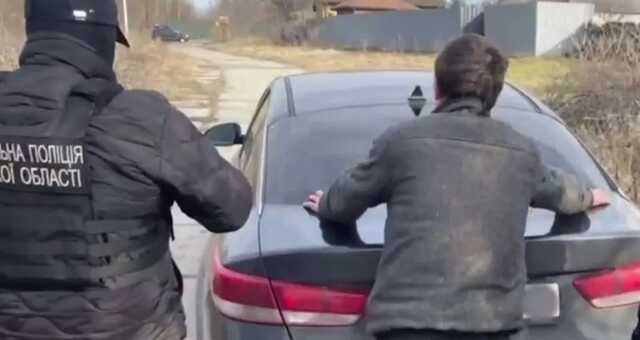 На Київщині затримали чоловіка, який торгував бойовими гранатами