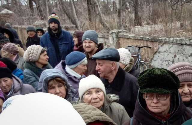 Влада Маріуполя показала "щасливі" обличчя місцевих жителів у черзі за їжею