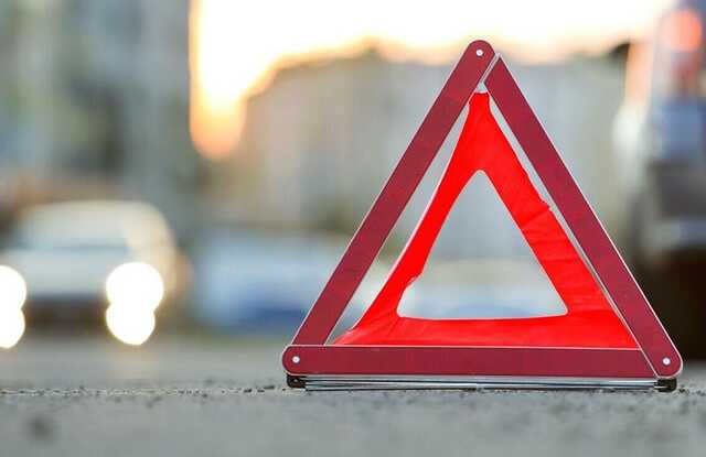 У Києві на Подолі зіткнулися два легковики: машини вилетіли на тротуар, є постраждалий