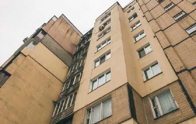 В Одессе пара выпала с 14-го этажа жилого дома