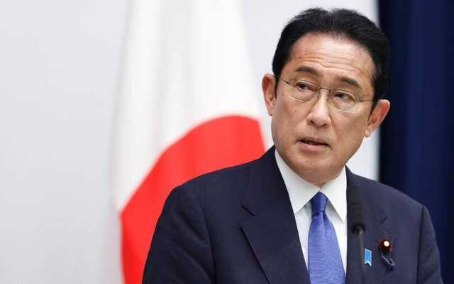 Прем’єр Японії під час візиту подарував Зеленському талісман японських солдатів часів російсько-японської війни