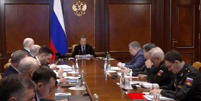 Медведев "подбодрил" директоров оборонных заводов РФ телеграммой Сталина