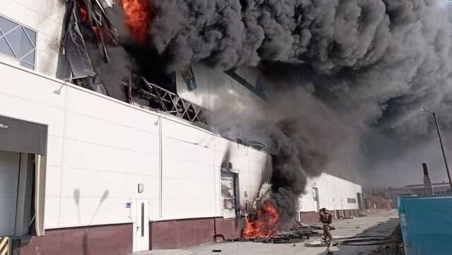 У Свердловській області РФ спалахнула потужна пожежа в науково-виробничому комплексі: валить чорний дим