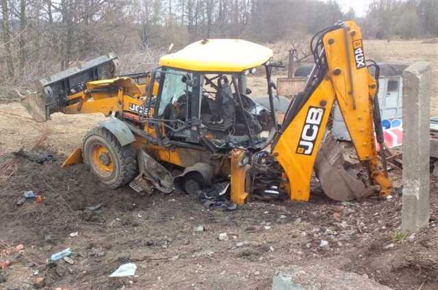 В Сумской области на мине подорвался экскаватор: есть пострадавшие