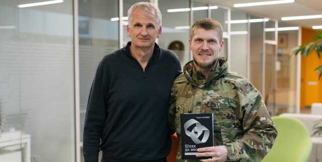 Тімоті Снайдер зустрівся з бійцем ЗСУ, який читав його книгу в окопі