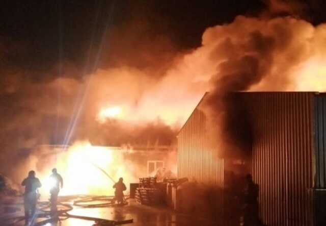 В российском Омске возник пожар: горит большой склад с пластиком