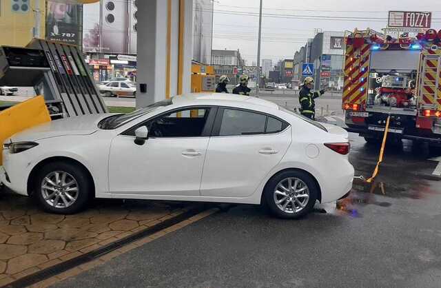 У Києві легковик на швидкості зніс автозаправну колонку на АЗС