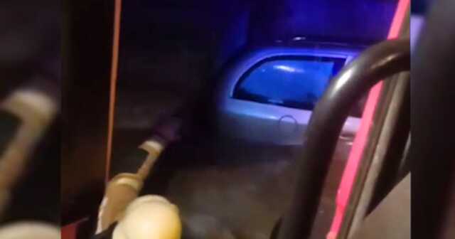 Різко піднявся рівень води. У Львівській області авто з людьми застрягло посеред річки