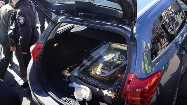 З території Києво-Печерської лаври намагались вивезти ікону, машину розвернули назад