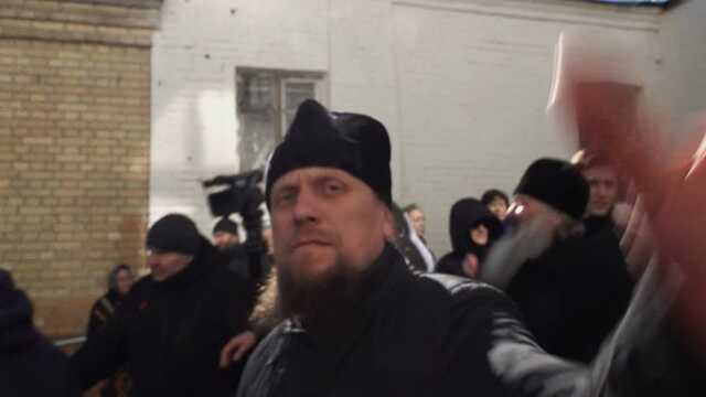 Представники УПЦ (МП) пошкодили камеру та штовхнули журналістку Суспільного біля Лаври