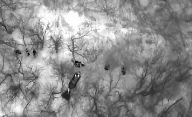 Дрон з тепловізором скидає ВОГи на російських окупантів поблизу Авдіївки