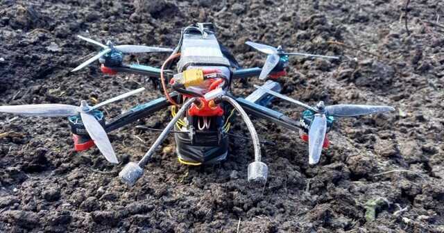 Дрон-камікадзе залітає у відкритий люк російського танка