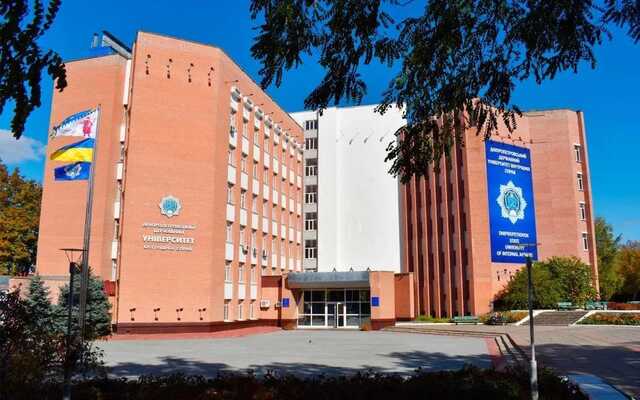 В університеті внутрішніх справ у Дніпрі пара займалася сексом на підвіконні, розпусників шукають