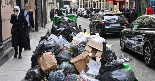 На вулицях Парижа після страйку сміттярів скупчилися гори сміття