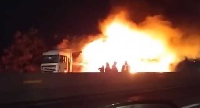 З’явилося відео фури, що горить, на трасі під Одесою