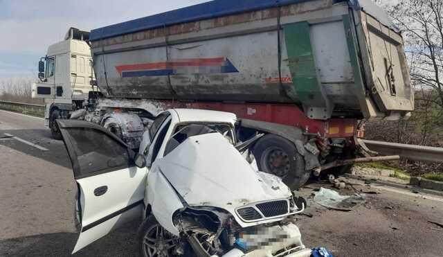 В Одеській області автомобіль зіткнувся з вантажівкою: загинуло подружжя