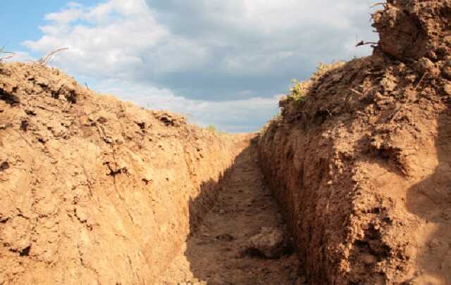 Готуються до оборони: у Криму окупанти масово будують захисні споруди