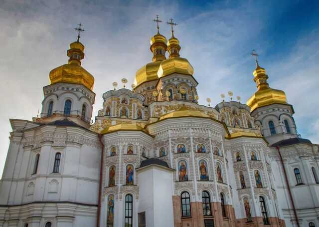 "Мерседес" на іконі: митрополит УПЦ МП Павло створив свій культ у Лаврі