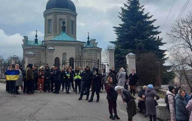 Побиття військового у церкві Хмельницького: мер вимагає заборонити УПЦ, біля храму збираються люди