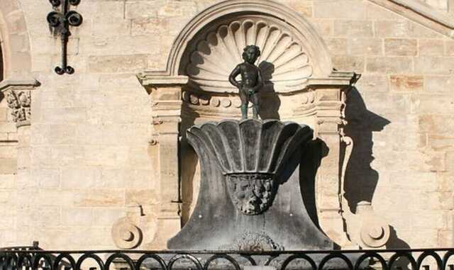 Знаменитий "Пісяючий хлопчик" з Брюсселя одягнувся з нагоди вступу Фінляндії до НАТО