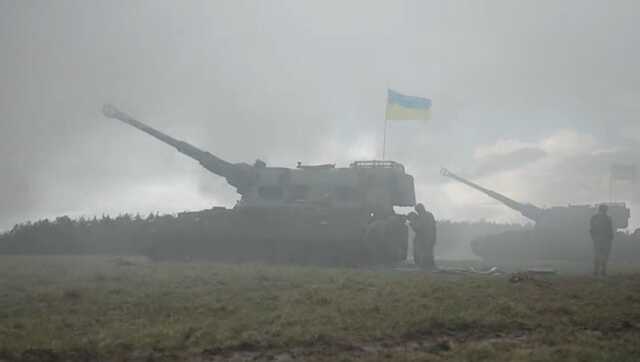 Тіло російського мінометника пролітає над дахом будинку після атаки українських артилеристів