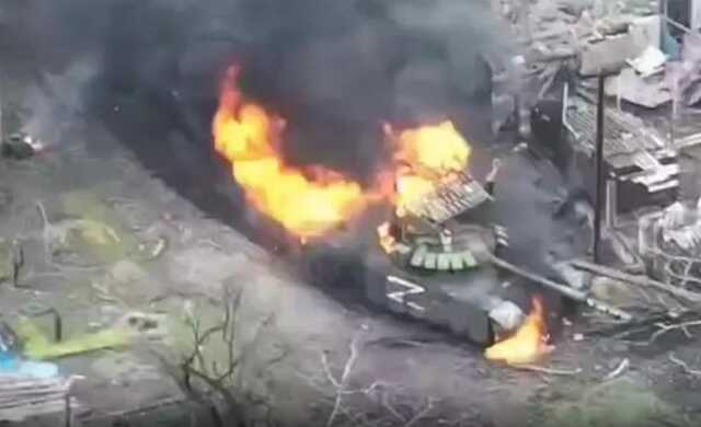 Російський танк з антиджавеліновим "мангалом" догорає в Мар’їнці