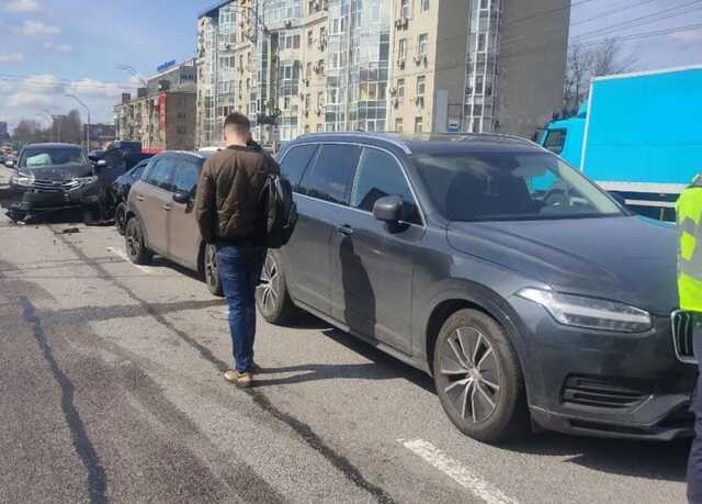 В Киеве на проспекте Берестейском произошла массовая авария, возникла пробка