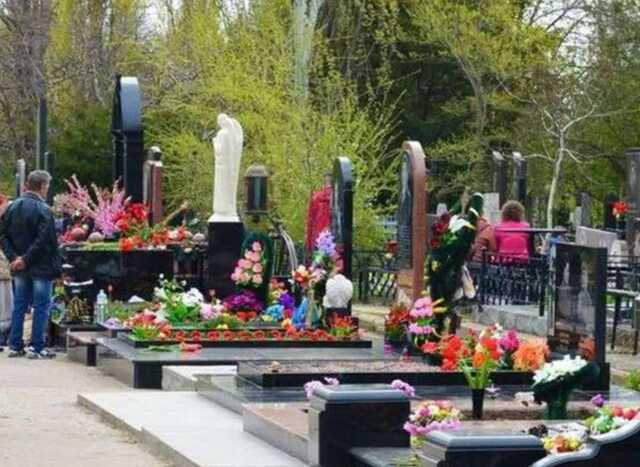 В Днепре подростки устроили циничную фотосессию на кладбище: пришлось извиняться