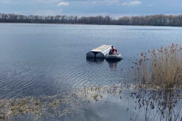В Рівненській області врятували дітей на понтоні, який відірвався від берегу