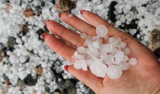 У Києві та Дніпрі лютує негода: випав град