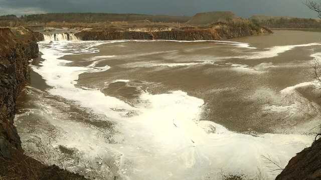На Житомирщине появился "Ниагарский водопад": местные жители забили тревогу из-за мести природы