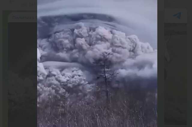 В России на Камчатке проснулся вулкан Шивелуч, окутав пепельным мраком соседний поселок