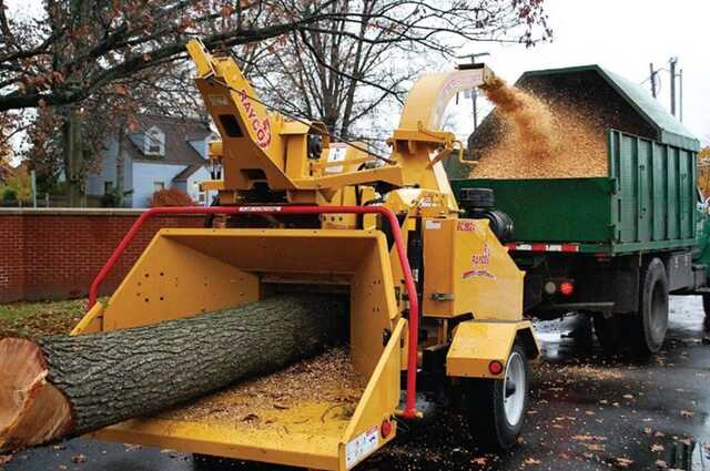 На Київщині чоловіку під час роботи з дробилкою відірвало руку