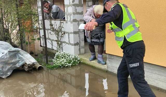 В Іванкові на Київщині дощ розмив дамбу, затопило кілька вулиць