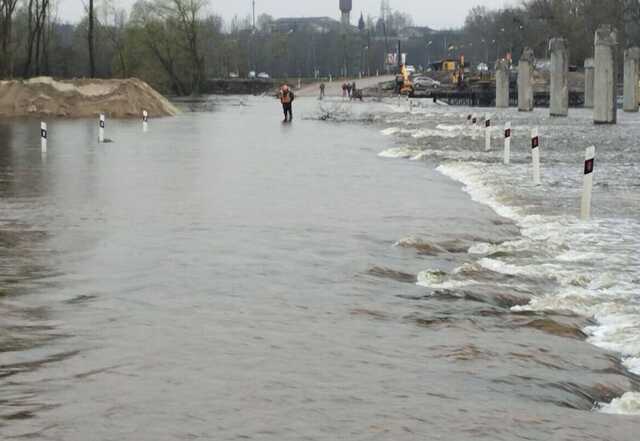 В Іванкові на Київщині через підйом води підтопило тимчасово переправу