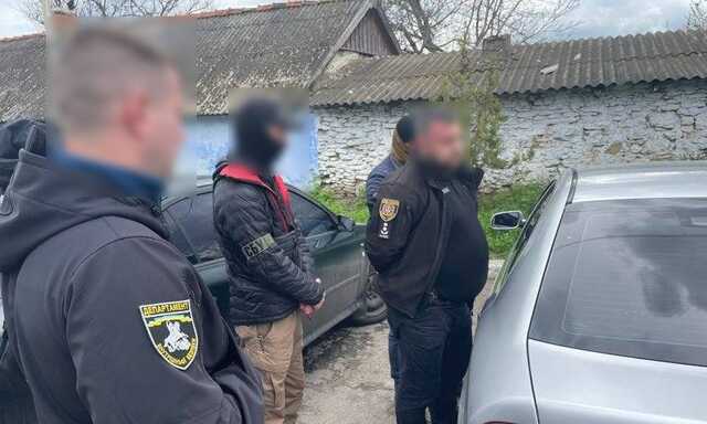 На Одещині поліцейський викинув пачку доларів з вікна авто