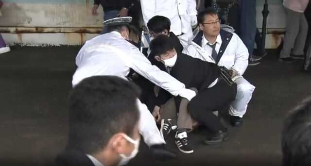 Вибух на виступі прем’єра Японії: нападник кинув "димову бомбу"