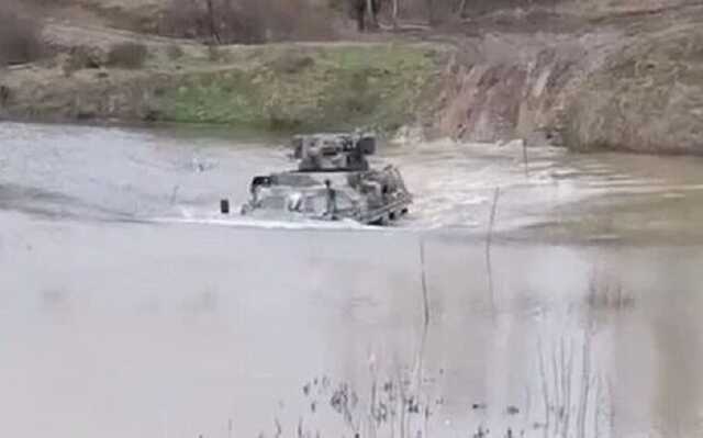 БТР-4 "Буцефал" украинского производства форсирует реку