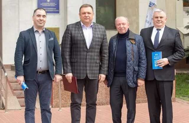 Хто заправляє у Конституційному суді: конституціоналісти чи аферисти?