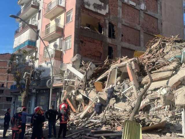 Последствия землетрясения: на востоке Турции продолжают обрушиваться дома