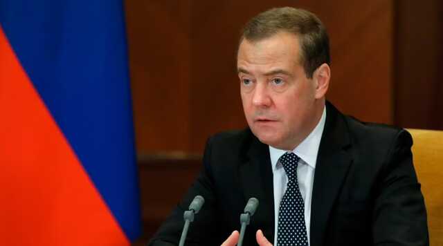"Безславний кінець": Медведєв похвалився перевагою російських технологій над західними, читаючи текст з американського планшета