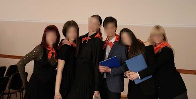 В Киеве разгорелся скандал из-за школьников, выступивших в "пионерских" галстуках