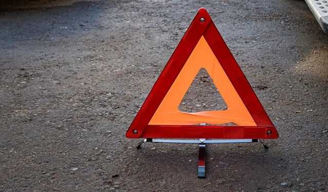 У Києві біля Деміївської площі легковик протаранив тролейбус