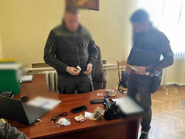 В Киевской области заместитель директора ЛОХ требовал взятку у подчиненного