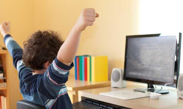 Хороші росіяни? В комп’ютерній грі Minecraft російські діти розважаються війною проти ЗСУ