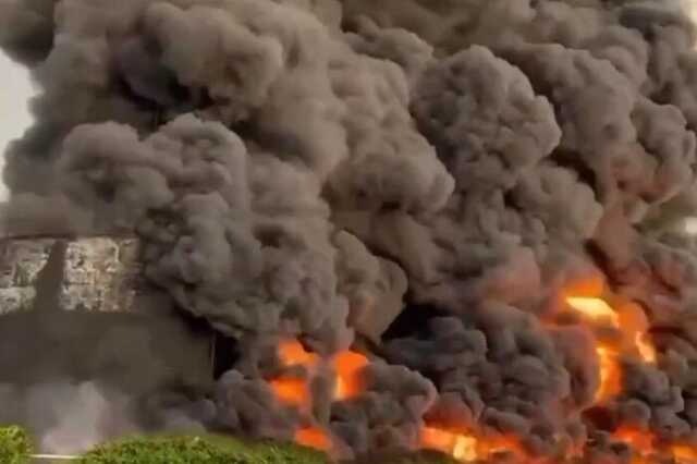 Пожежа на великій нафтобазі у Севастополі: рятувальники не справляються з вогнем